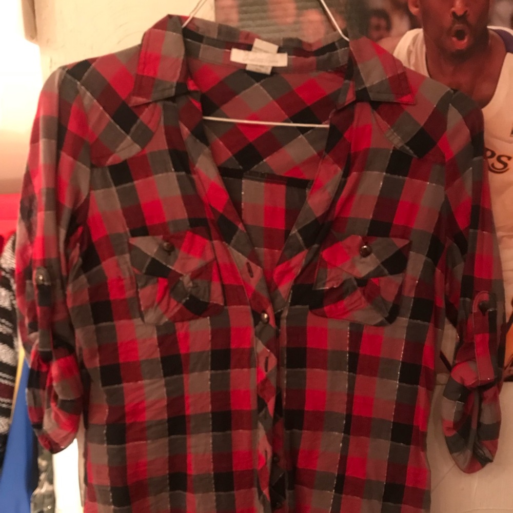 red and black plaid button up shirt